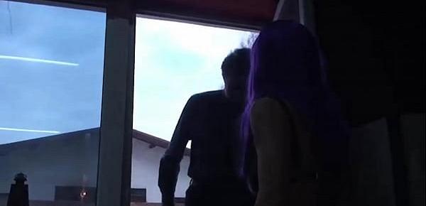 Sklavenarschzüchtigung mit einem Flogger durch eine heiße Dominatrix und Klammern an den Eiern